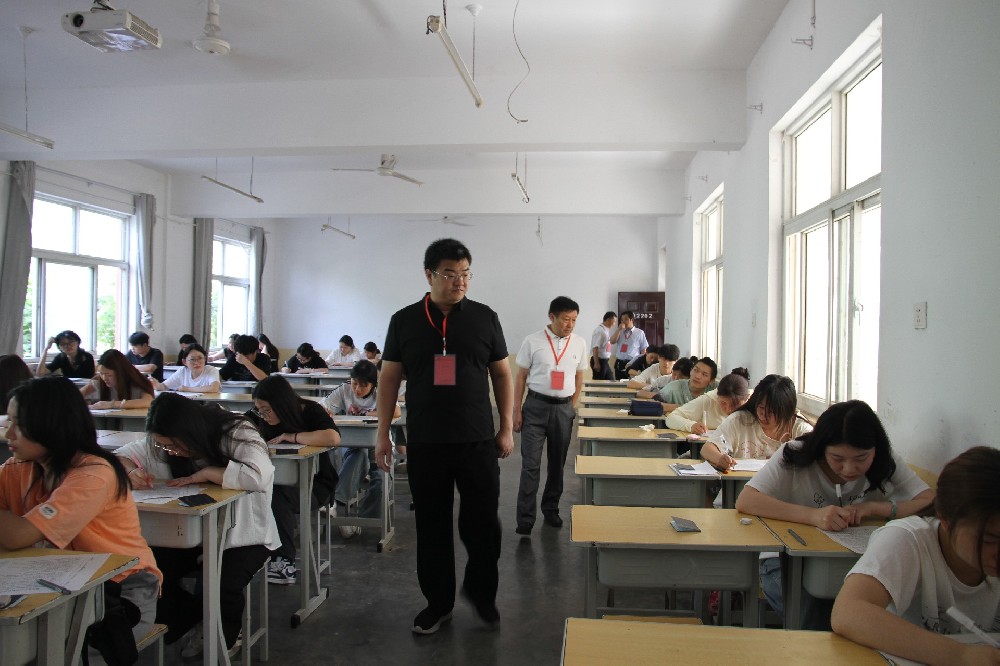 校領(lǐng)導(dǎo)開展期末考場(chǎng)巡查工作